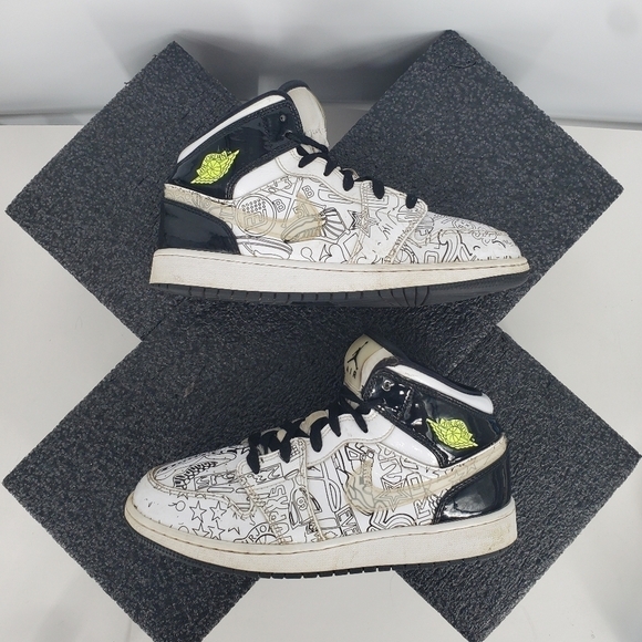 Nike Shoes 6 Youth 7.5 Women Air Jordan 1 Mid SE White Black DC4099-100 - Picture 5 of 10